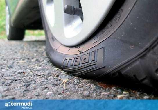 Tổng hợp những kiểu đỗ xe của các bác tài Việt gây hại cho lốp nhất