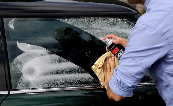 Dùng chất tẩy chuyên dụng cho ô tô