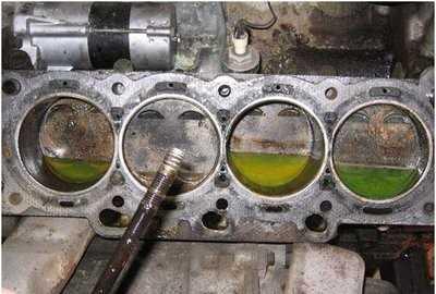 Gioăng quy lát bị hỏng, đường nước làm mát của động cơ bị thông sang đường dầu.