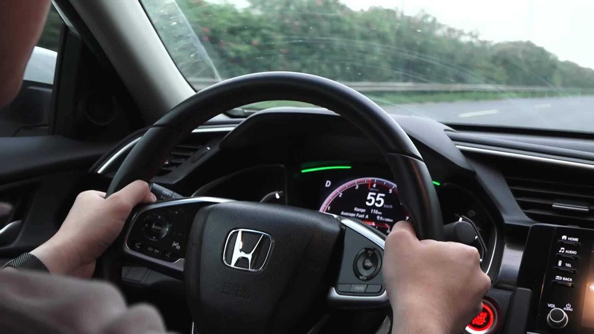 Dùng lẫy chuyển số trên vô lăng