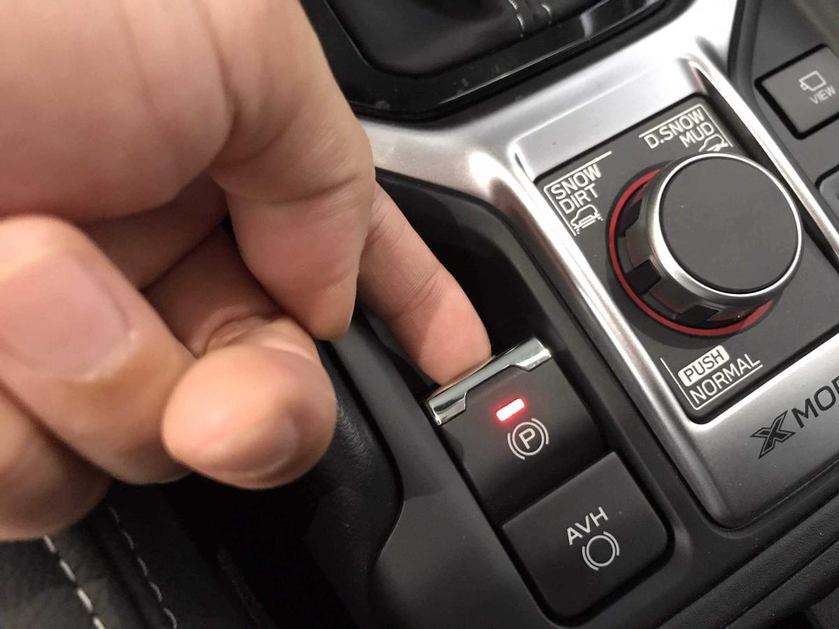 Phanh tay điện tử là loại phanh được điều khiển hoàn toàn tự động, sử dụng hệ thống điện.