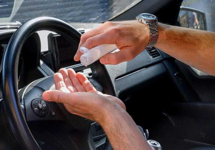 Nguy cơ cháy xe nếu để nước rửa tay khô để trong ô tô dưới trời nắng