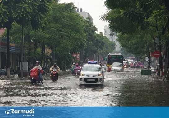 Những điều cần lưu ý khi lái xe trong trời mưa dông