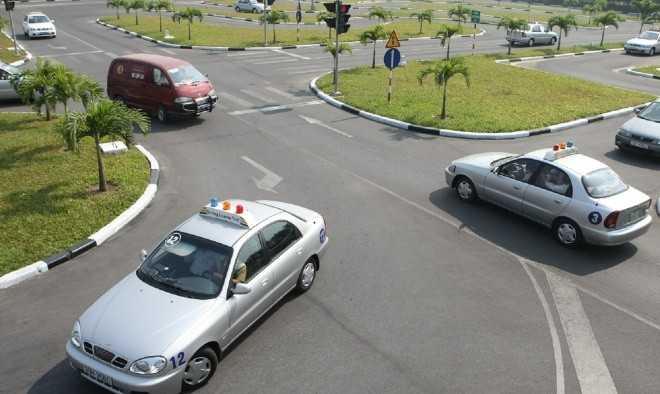 Bao nhiêu tuổi được thi bằng lái xe?