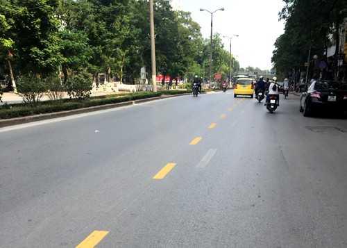 Vạch màu vàng nét đứt