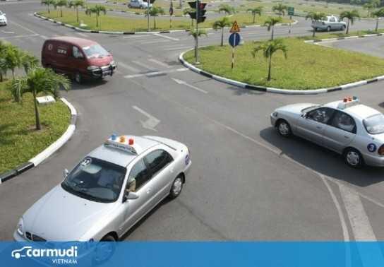 Tại Việt Nam, độ tuổi thi bằng lái xe theo từng hạng là bao nhiêu?