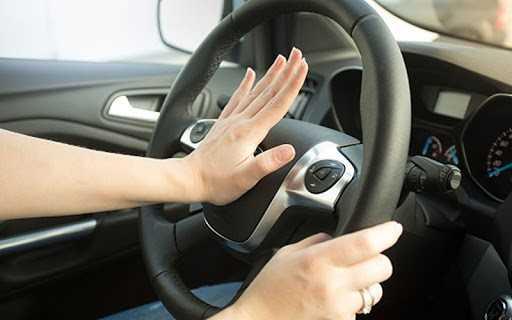 Bật xi nhan sớm, không lạm dụng còi