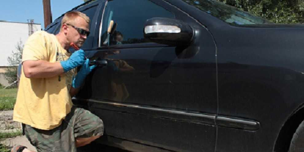 Sử dụng tuốc nơ vít cùng thanh sắt nhỏ