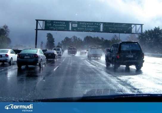Những điều mà lái xe cần lưu ý khi di chuyển dưới trời mưa lớn