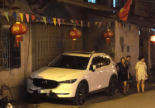 Đỗ xe hơi chắn trước cửa nhà người khác