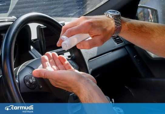 Nguy cơ cháy xe nếu để nước rửa tay khô trong ô tô dưới trời nắng