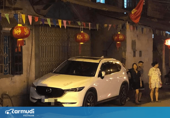 Đỗ xe hơi chắn trước cửa nhà người khác có bị xử phạt không?