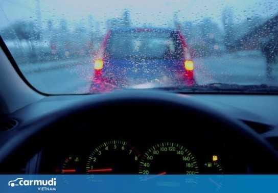 Mẹo xử lý tình trạng hơi nước đọng trên cửa kính ô tô