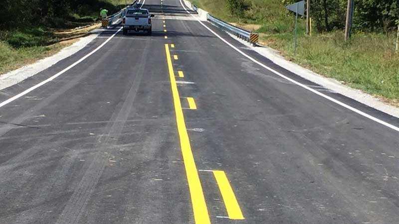 Vạch màu vàng một đứt, một liền song song