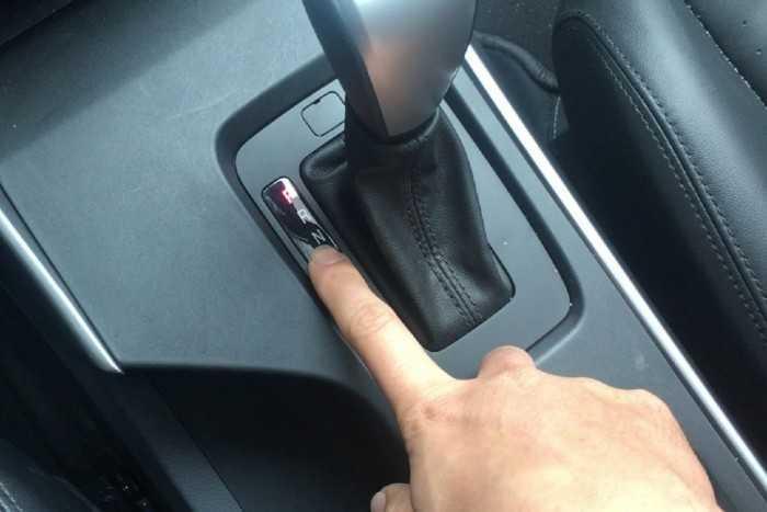 Tại sao khi đỗ xe số tự động nên kéo phanh tay trước khi về P?