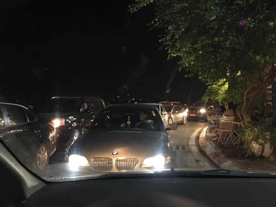 Chỉ vì tài xế chiếc BMW “xấu tính” lấn làn đã khiến làn đường ngược chiều tắc cứng.