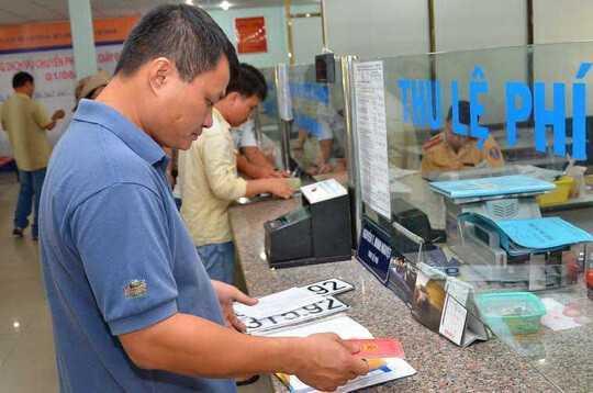 Nộp lệ phí đăng ký xe ô tô và cấp biển số
