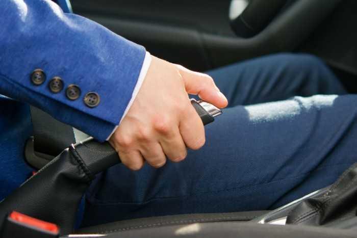 Tại sao khi đỗ xe số tự động nên kéo phanh tay trước khi về P?