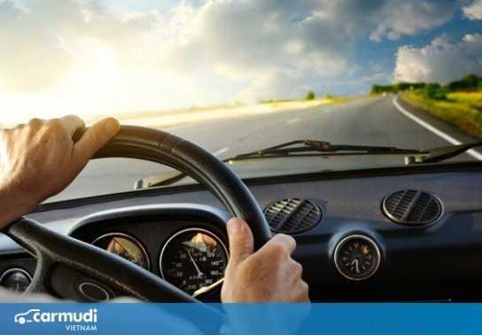 Ngăn ngừa COVID-19 lây lan bằng việc hạ kính xe hơi