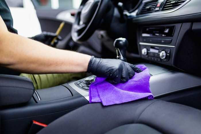 Làm thế nào để ngăn dung dịch sát khuẩn gây hại cho nội thất ô tô?