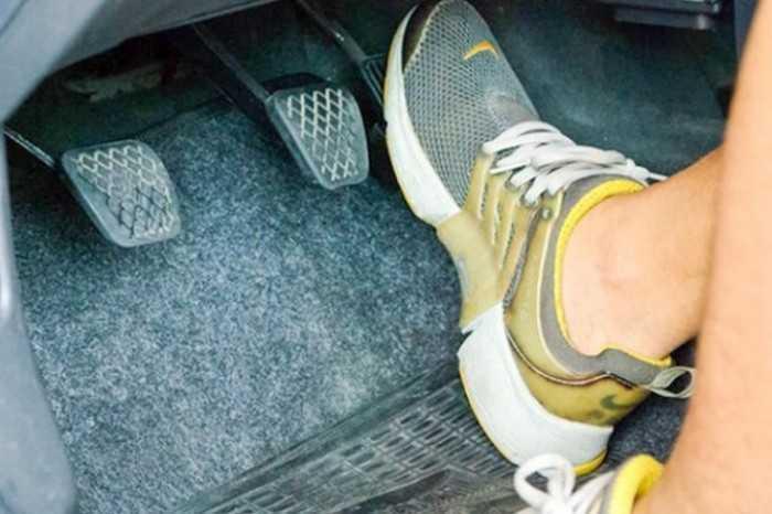 Những việc cần l&agrave;m khi &ocirc; t&ocirc; bị kẹt ch&acirc;n ga