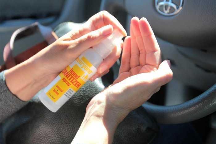 Làm thế nào để ngăn dung dịch sát khuẩn gây hại cho nội thất ô tô?