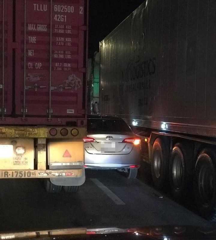 Một phút “chớp thời cơ” thiếu may mắn khiến chiếc sedan mắc kẹt giữa hai gã khổng lồ.