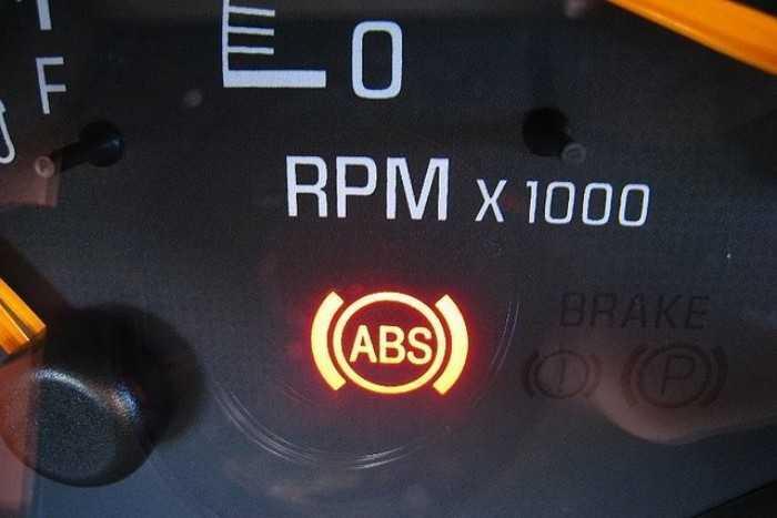 kiểm tra hệ thống phanh trên ô tô