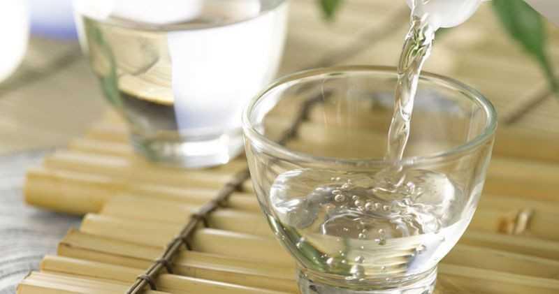 Khử mùi hôi thuốc lá trên ô tô bằng giấm ăn