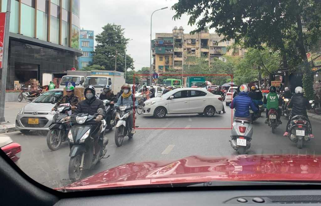 Chiếc xe trắng vô tư quay đầu giữa hai luồng phương tiện lưu thông khiến nhiều người ngán ngẩm.