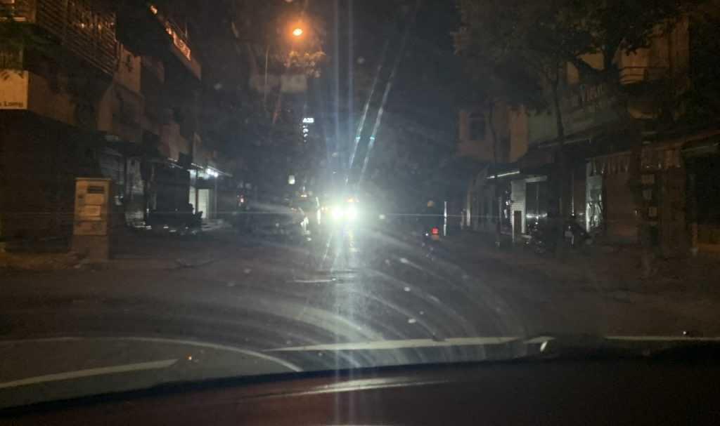 Chiếc ô tô giương pha trong phố khiến lái xe đi chiều ngược lại gần như “mù”.