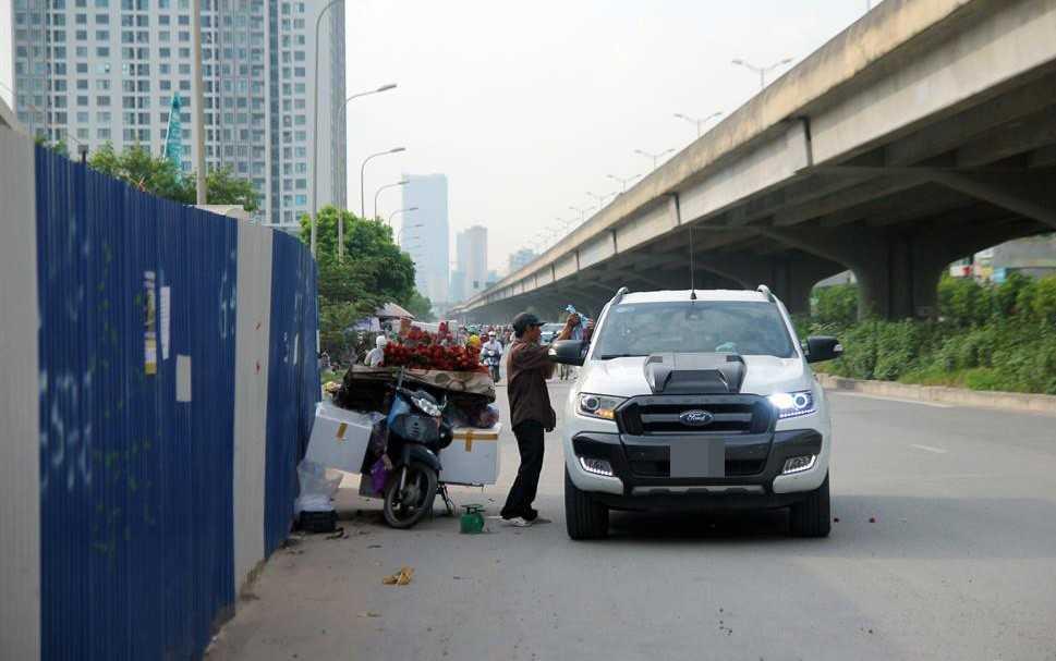 Cần mua hoa quả, chủ xe Ranger dừng luôn giữa đường.