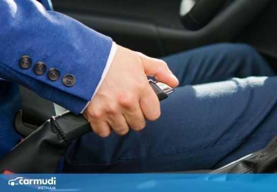 Tại sao khi đỗ xe số tự động nên kéo phanh tay trước khi về P?