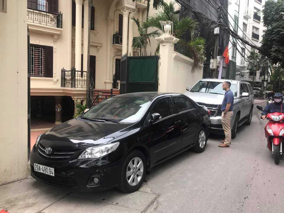 Chiếc sedan đỗ chắn cửa ra vào căn hộ, khiến chủ nhân chỉ còn biết đứng nhìn ngán ngẩm.