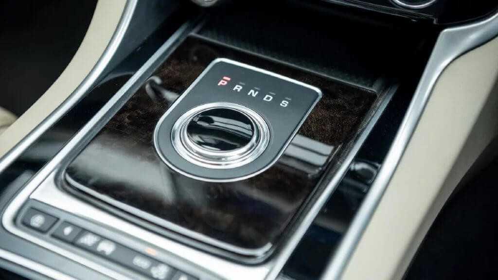 Núm chuyển số thụt thò trên xe Jaguar