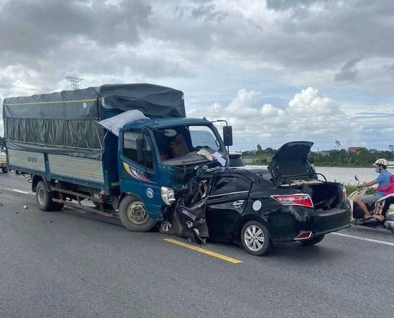 Toyota Vios màu đen đâm trực diện vào đầu chiếc xe tải. 