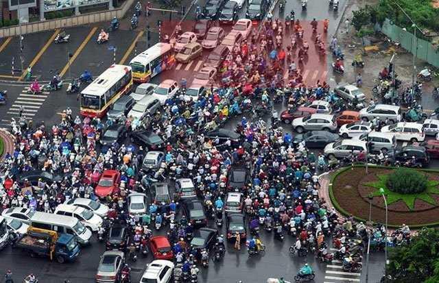 Ô tô dàn hàng ngang, xe máy đánh liều đi ngược chiều.