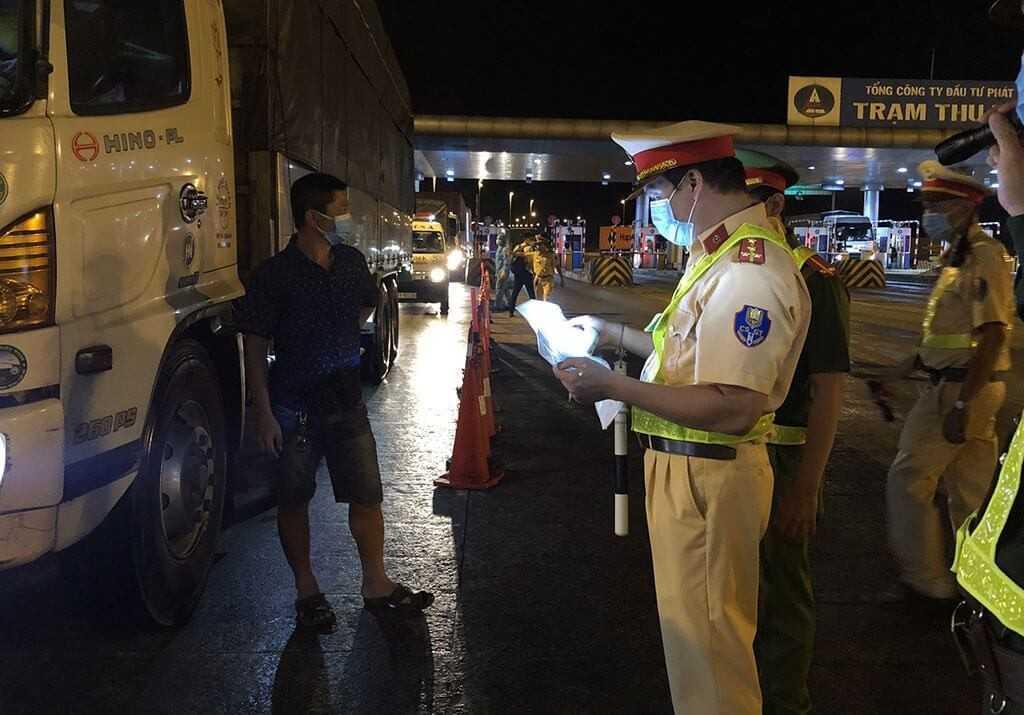 Một số tài xế bày tỏ quan điểm vô cùng bức xúc về điều này và cho rằng lực lượng chức năng đang làm khó dễ, không tạo điều kiện thuận lợi cho dân. 