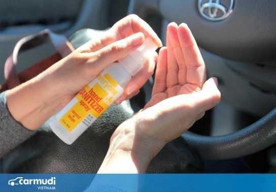 Làm thế nào để ngăn dung dịch sát khuẩn gây hại cho nội thất ô tô?