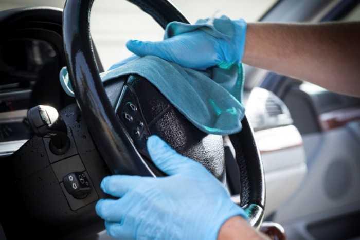 Làm thế nào để ngăn dung dịch sát khuẩn gây hại cho nội thất ô tô?