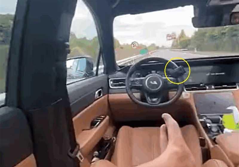 T&agrave;i xế thản nhi&ecirc;n nằm mặc &ocirc;t&ocirc; tự l&aacute;i