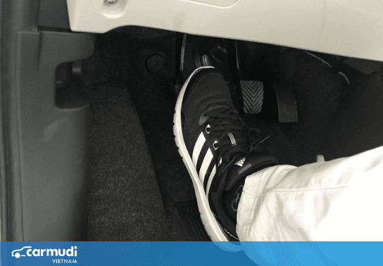 Điều chỉnh chân côn xe ô tô số sàn đúng cách tại gia