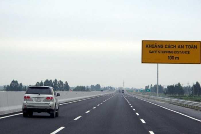 Cách giữ khoảng cách an toàn trên cao tốc