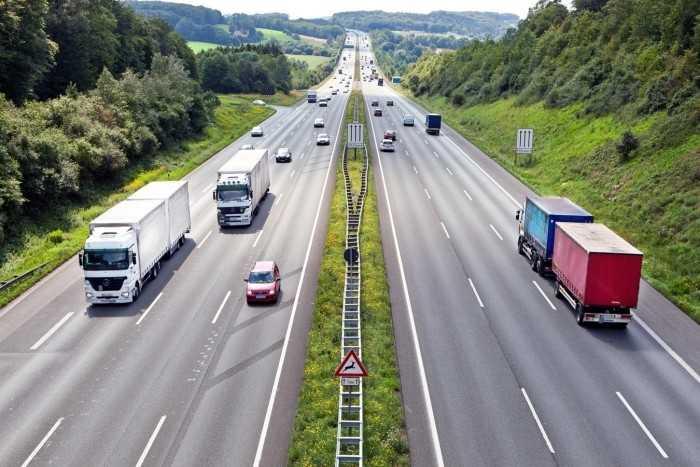 Cách giữ khoảng cách an toàn trên cao tốc