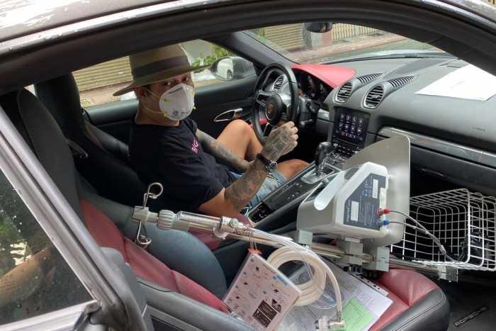 Nhóm thiện nguyện dùng xe sang hỗ trợ chống dịch