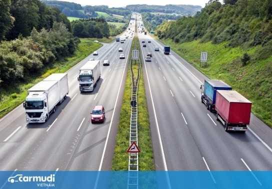 Cách giữ khoảng cách an toàn trên cao tốc