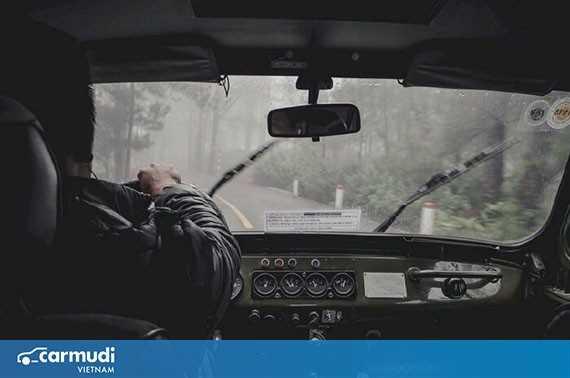 5 việc tài xế ô tô cần làm vào mùa mưa bão