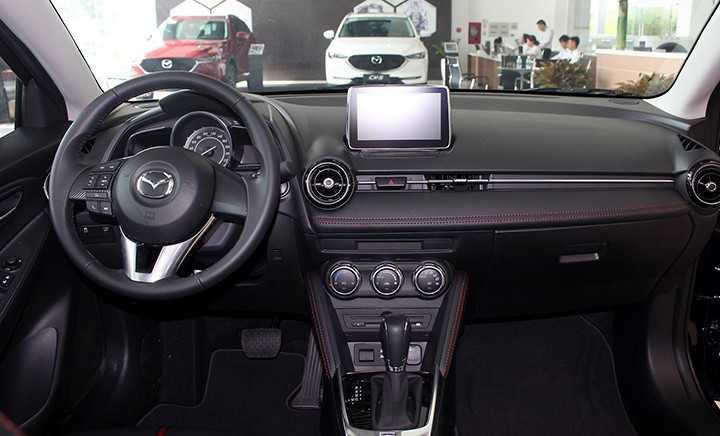 Xe Mazda 2 bên trong
