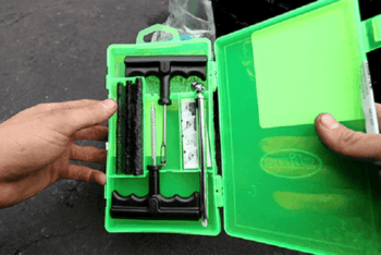 Cách xử lý lốp xe bị thủng lốp khi không có sẵn lốp dự phòng