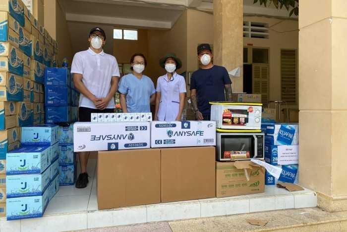 Nhóm thiện nguyện dùng xe sang hỗ trợ chống dịch